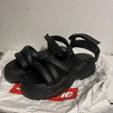 블랙 스트랩 샌들 통굽