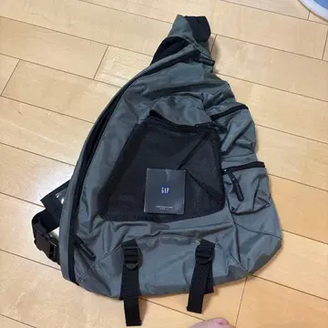 GAP 메쉬 포켓 부착 슬링백