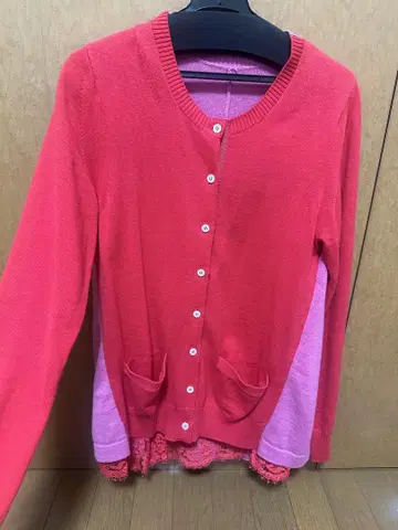 레이스 밑단이 달린 빨간색과 핑크색 가디건