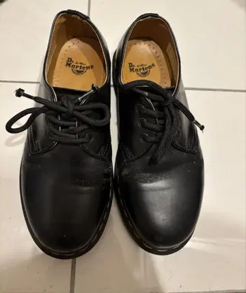 Dr. Martens 3홀