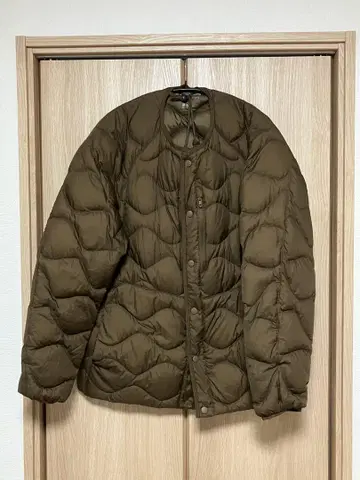UNIQLO 화이트 마운티니어링 울트라 라이트 다운 M