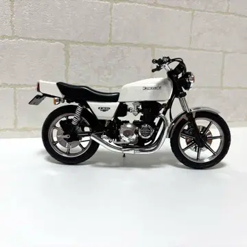 Kawasaki Z400FX 1/12 스케일 펄 화이트