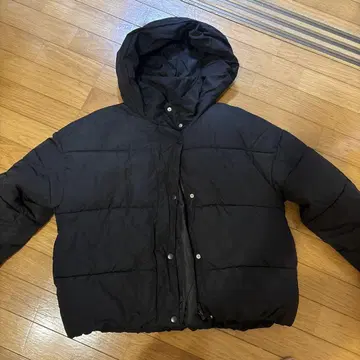 후드 부착 블랙 다운 자켓