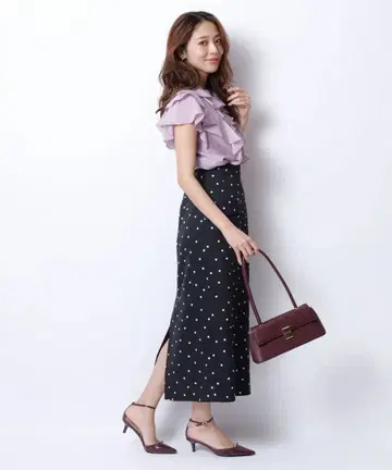저스길리티 도트 무늬 플레어 스커트 블랙
