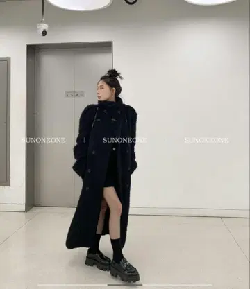블랙 하이넥 롱 코트