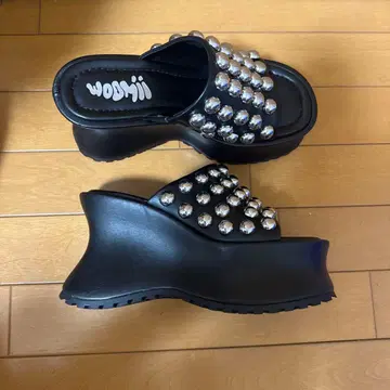 woomii 스터드 장식 블랙 샌들