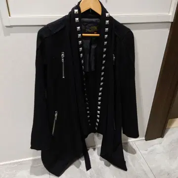 GLAD NEWS 블랙 스터드 코트