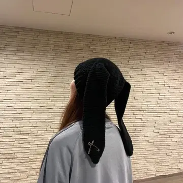토끼 귀 달린 블랙 니트 비니