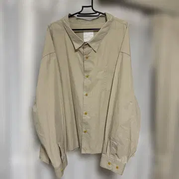 베이지 긴팔 버튼다운 셔츠