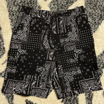 JUNRED 반다나 패턴 숏팬츠