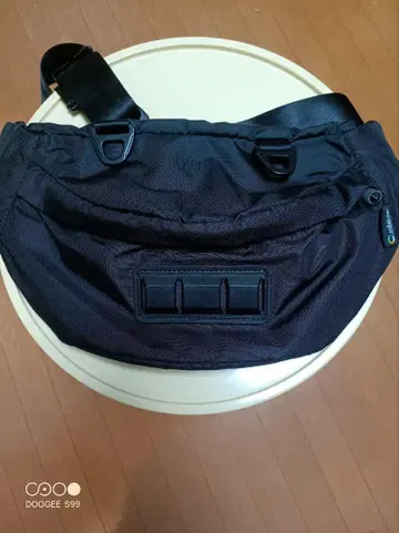 F/CE. 블랙 바디백