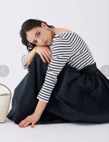 Mila Owen 직물 볼륨 스커트 도킹 리브 니트 원피스