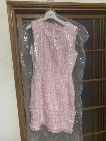 에밀리아 위즈 핑크 트위드 슬리브리스 미니 원피스