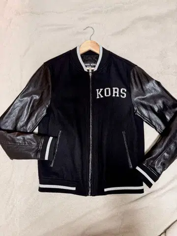 컨디션 최상 마이클코어스 KORS 아치 로고 바시티 자켓 지퍼 퀼팅