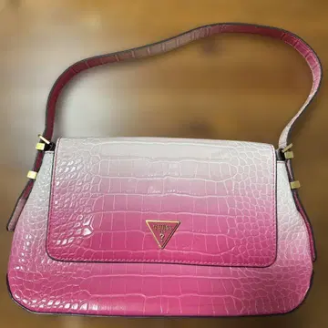 GUESS 크로커다일 패턴 숄더백