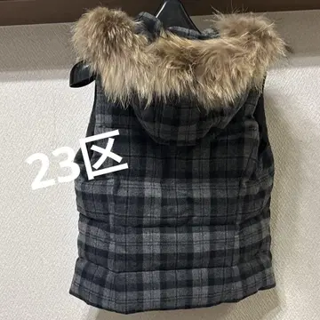 퍼 달린 그레이 계열 체크 다운 베스트