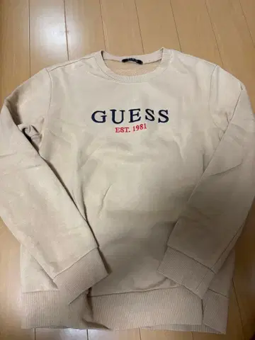 GUESS 베이지 트레이닝복 EST. 1981