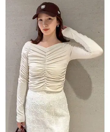 스나이델 개더 오프숄더 티셔츠