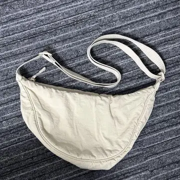 베이지 숄더백