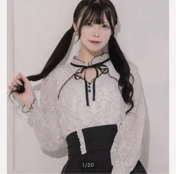 pium의 바이컬러 레이스 케이프 긴팔 블라우스