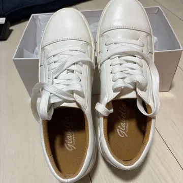 화이트 캐주얼 스니커즈