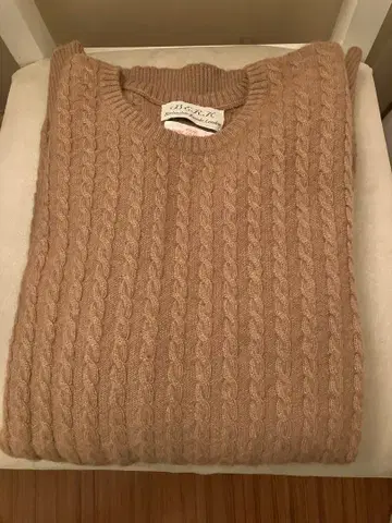 미사용 새상품 스코틀랜드 카멜 100 케이블 니트 스웨터