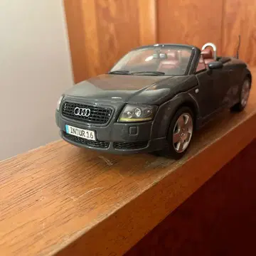 Audi TT Roadster 1/18