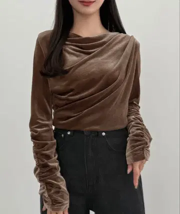 [미사용 새상품] 드레이프 벨로아 상의 모카
