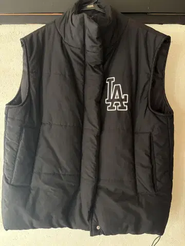 LA 로고 자수 블랙 다운 베스트