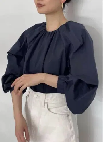 가격 인하 중 택 포함 새상품 Noble 타프타 볼륨 블라우스 네이비