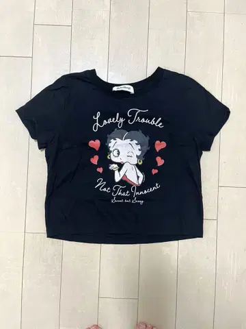 Betty 프린트 반팔 T셔츠 블랙