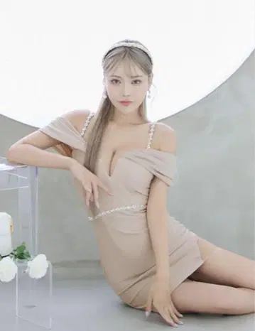 베이지 오프숄더 타이트 드레스 Jewels