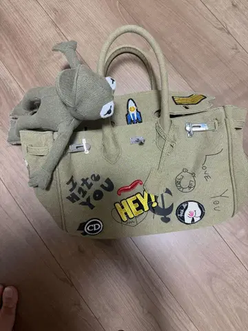 카키 패치워크 토트백 봉제 인형 포함