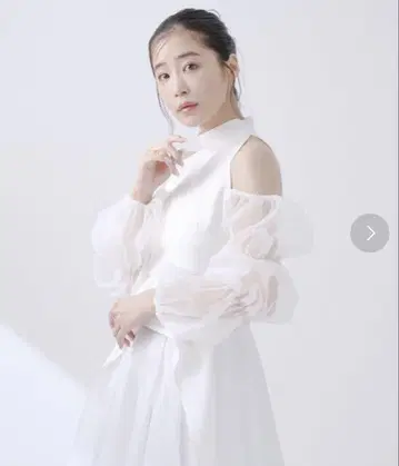 qumerry. 튤 슬리브 하이넥 상의 화이트 휴이 미사토