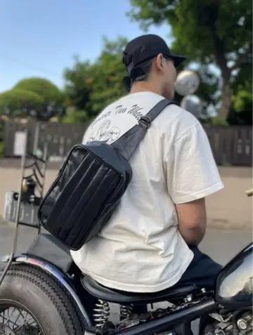 천연 가죽 턱 롤 블랙 숄더백