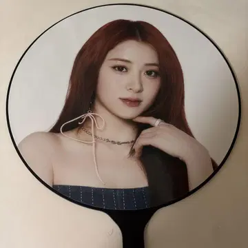 르세라핌 윤진 부채
