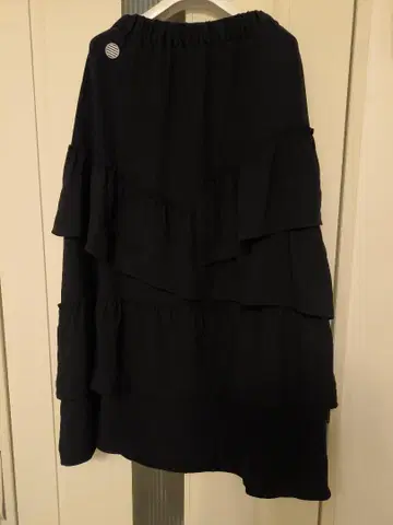 보더스 앳 발코니 블랙 비대칭 프릴 스커트