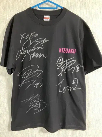 KIZUAKU 사인 포함 블랙 T셔츠