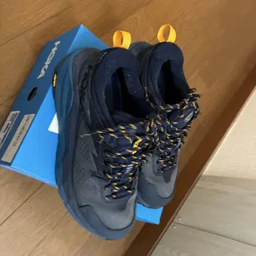 HOKA 네이비 스니커즈
