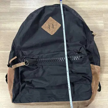 심플한 블랙과 브라운 백팩