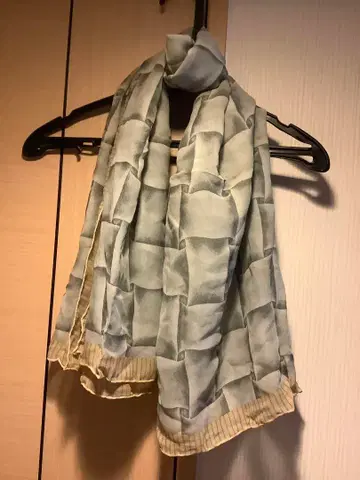 조르지오 아르마니 그레이 계열 격자 무늬 대형 스카프 미사용품