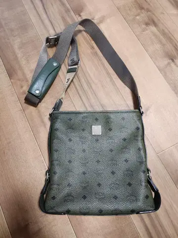 MCM 올리브 그린 숄더백