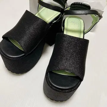 새상품 YOSUKE 통굽 라메 샌들 플랫 밑창 블랙 24cm
