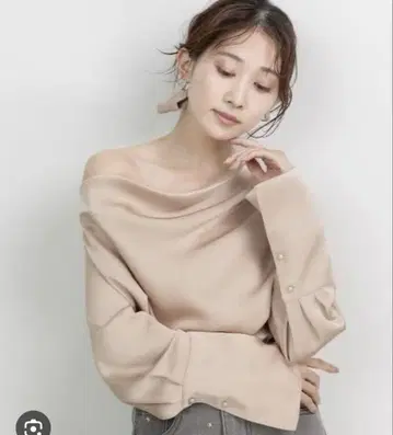 새상품급 RANDA 새틴 드레이프 블라우스