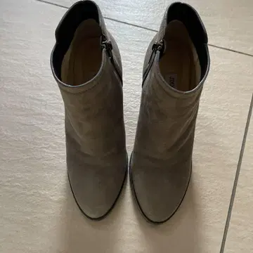 그레이 스웨이드 부티 힐 10cm