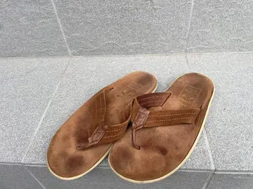ISLAND SLIPPER 브라운 샌들