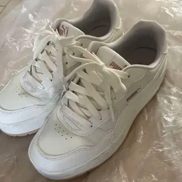 Puma 화이트 스니커즈