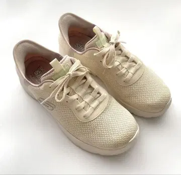 Skechers 아이보리 메쉬 스니커즈