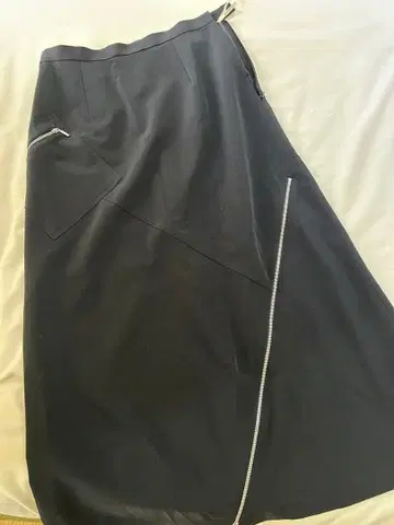 지퍼 달린 블랙 롱 스커트