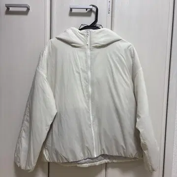 화이트 후드 부착 다운 자켓